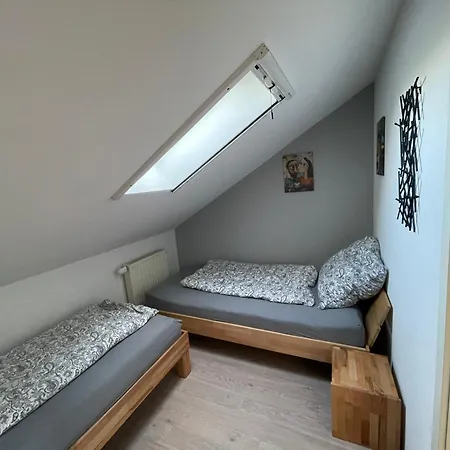 Moderne Mit Balkon Und Klima Apartman Neufraunhofen